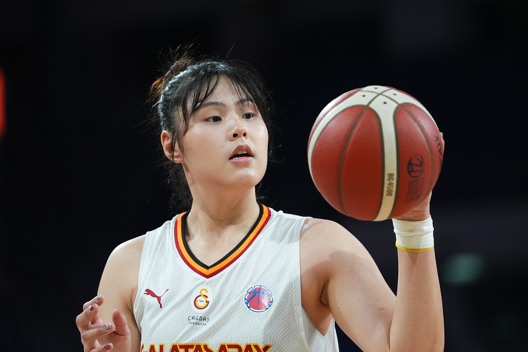 穩(wěn)定高效！李月汝9中6得到18分10板1助2斷1帽 罰球6中6